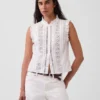 Bluse med knapper foran, pintucks og blonderkant