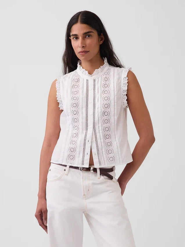 Bluse med knapper foran, pintucks og blonderkant