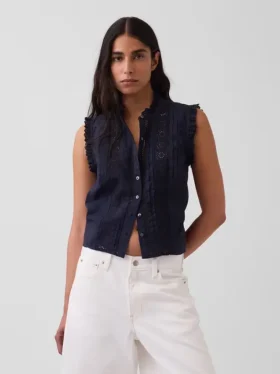Bluse med knapper foran, pintucks og blonderkant
