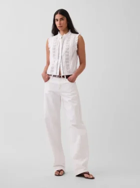 Bluse med knapper foran, pintucks og blonderkant