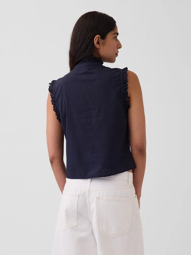 Bluse med knapper foran, pintucks og blonderkant