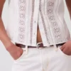 Bluse med knapper foran, pintucks og blonderkant