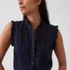 Bluse med knapper foran, pintucks og blonderkant