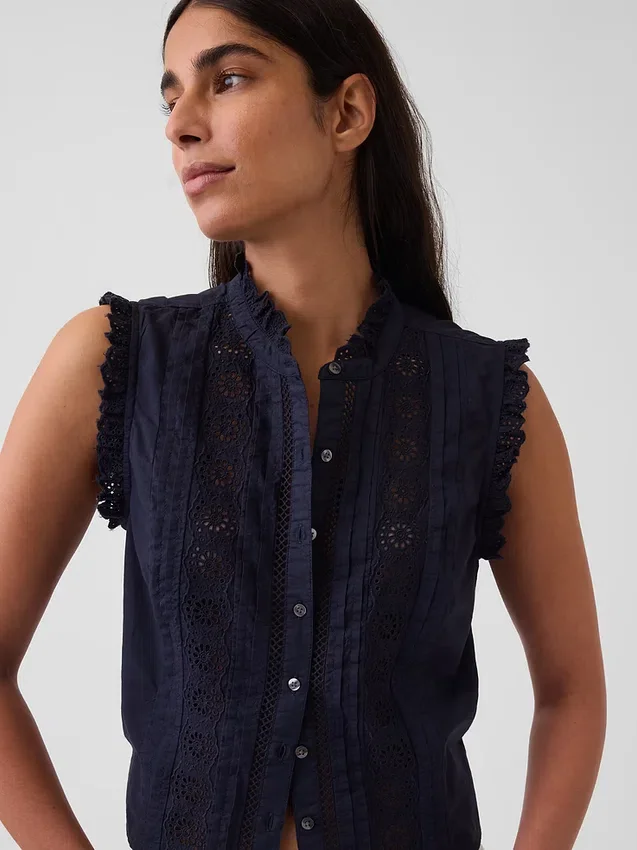 Bluse med knapper foran, pintucks og blonderkant