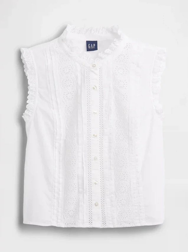 Bluse med knapper foran, pintucks og blonderkant
