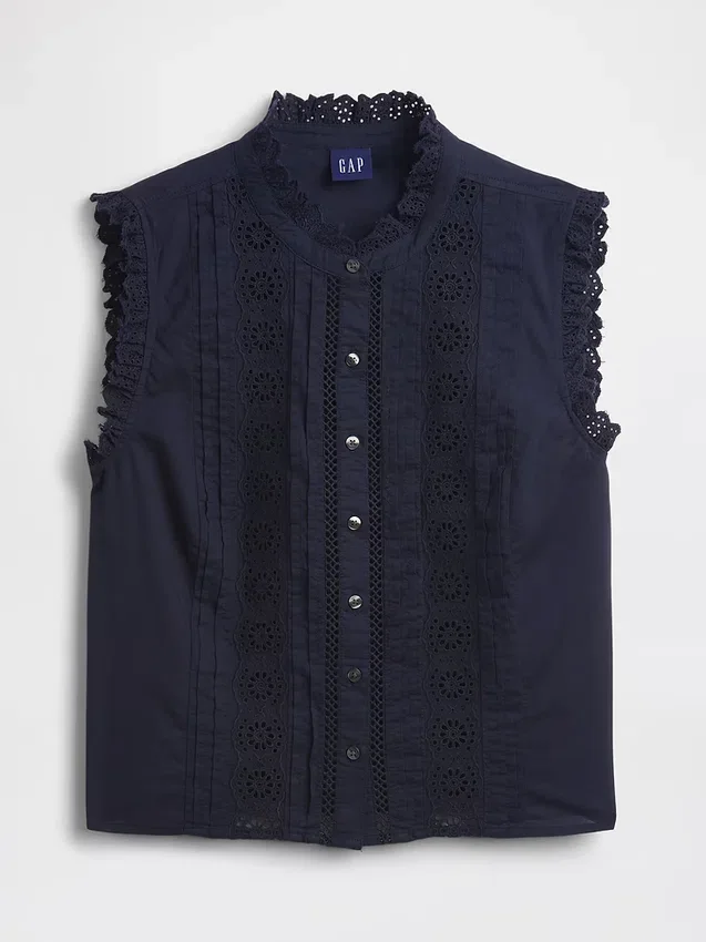 Bluse med knapper foran, pintucks og blonderkant