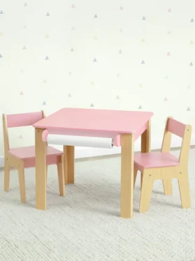 Bord og 2 stoler til småbarn