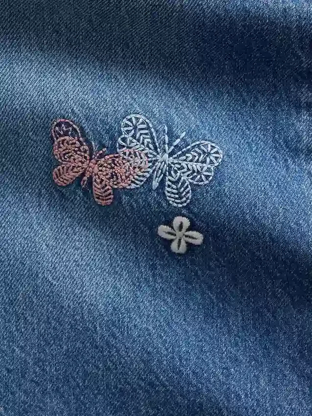 Børnejeans med lav midje, broderte og baggy