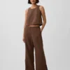 Bukser i bomullsgasbind med lett splitt i kanten