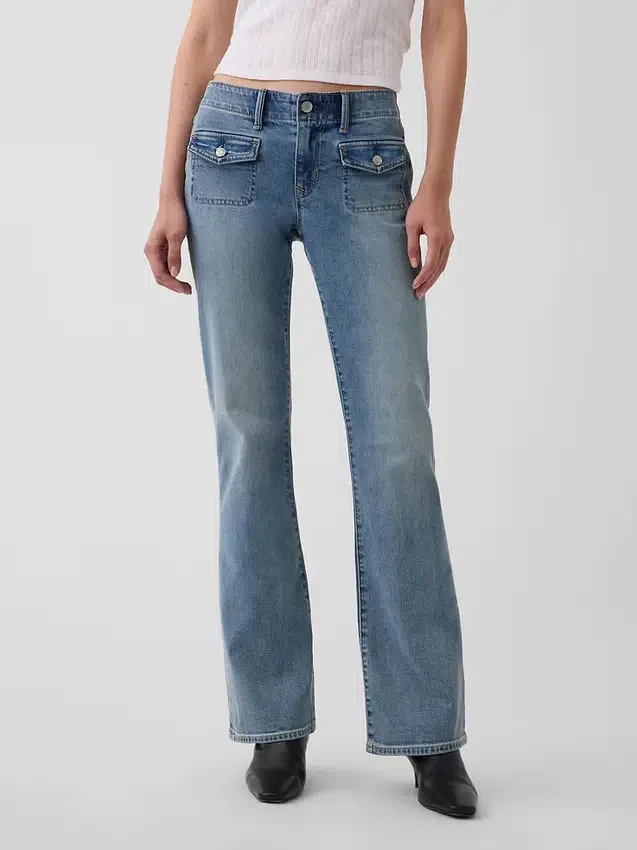 Capri-jeans med lav midje, lang og slank passform og påsydde lommer