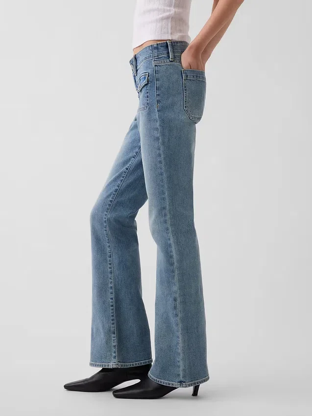 Capri-jeans med lav midje, lang og slank passform og påsydde lommer