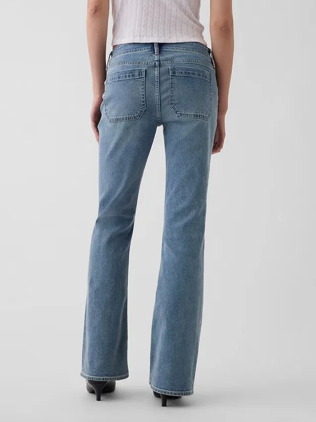 Capri-jeans med lav midje, lang og slank passform og påsydde lommer