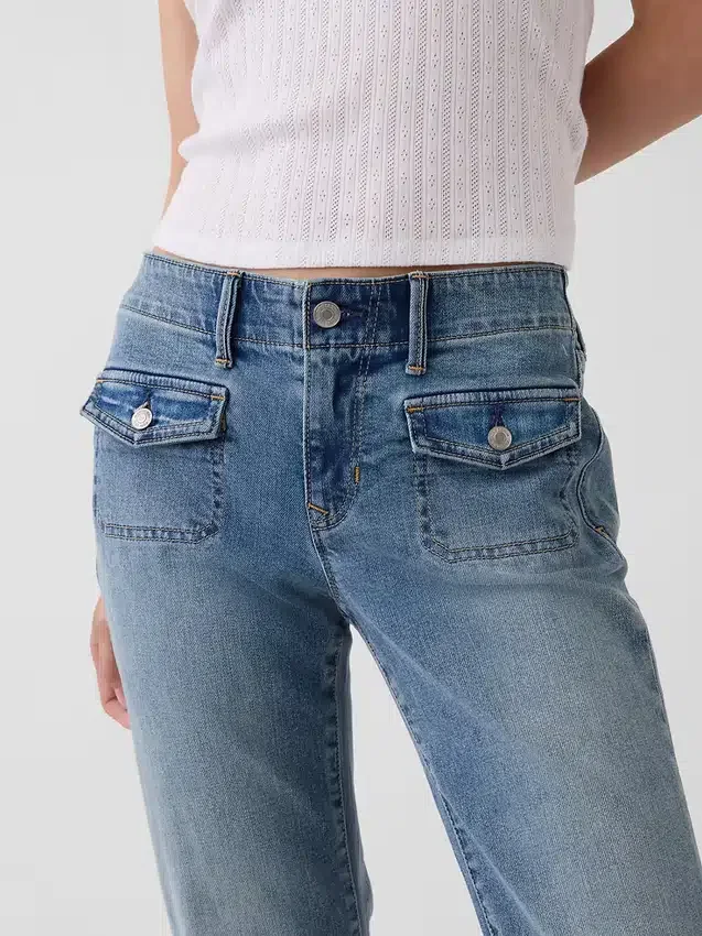 Capri-jeans med lav midje, lang og slank passform og påsydde lommer