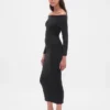 CashSoft elastisk midi-strikkekjole med bare skuldre