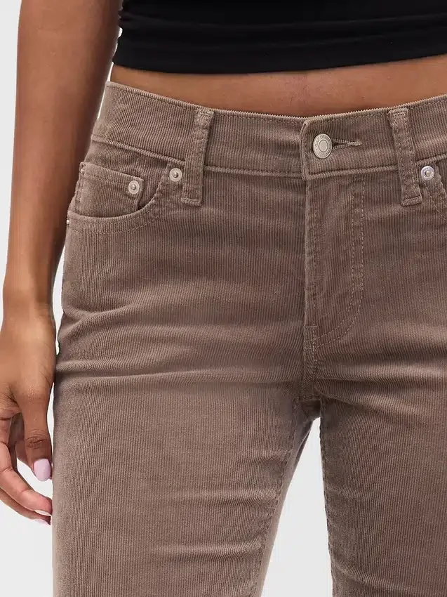Corduroy-bukser med lav midje i 90-tallsstil, slank og rett passform