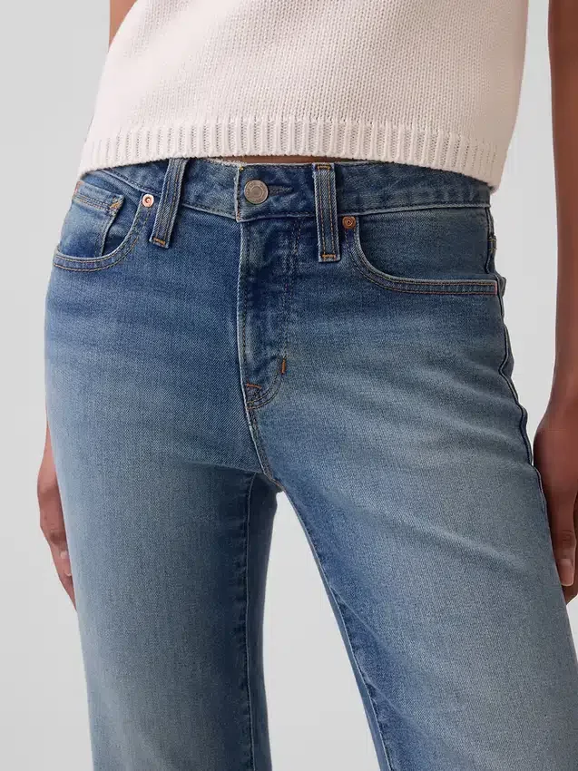 Crop-jeans med lav midje, lang og slank passform