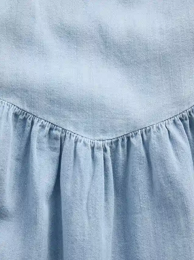 Denimkjole med flutter-ermer og sweetheart-utringning