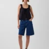 Denimshorts med middels høy midje og lang passform
