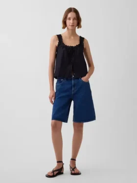 Denimshorts med middels høy midje og lang passform