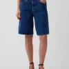 Denimshorts med middels høy midje og lang passform