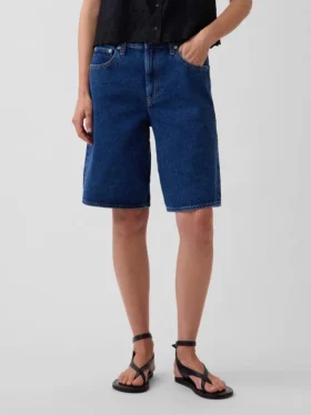 Denimshorts med middels høy midje og lang passform