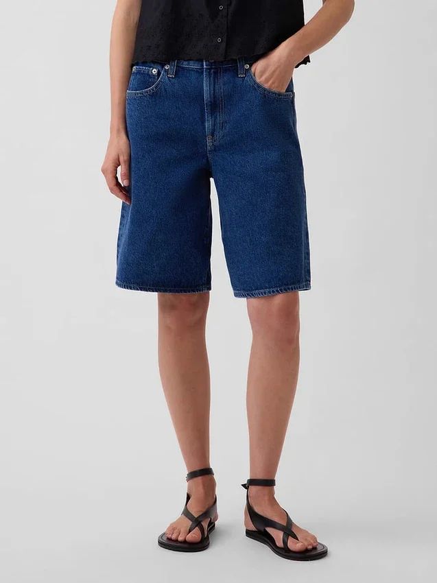 Denimshorts med middels høy midje og lang passform