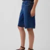 Denimshorts med middels høy midje og lang passform