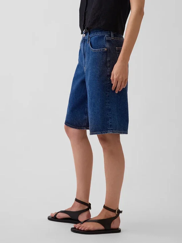 Denimshorts med middels høy midje og lang passform