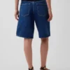 Denimshorts med middels høy midje og lang passform