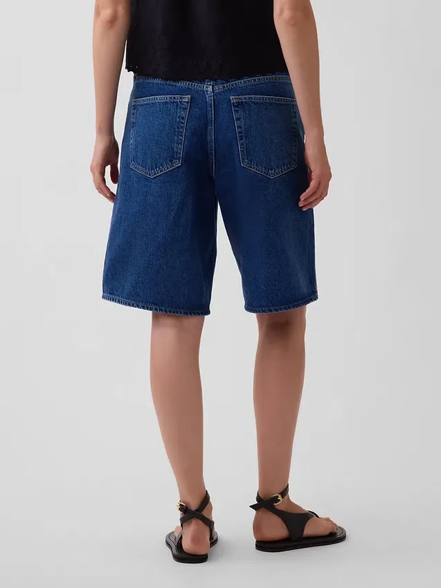 Denimshorts med middels høy midje og lang passform