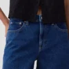 Denimshorts med middels høy midje og lang passform