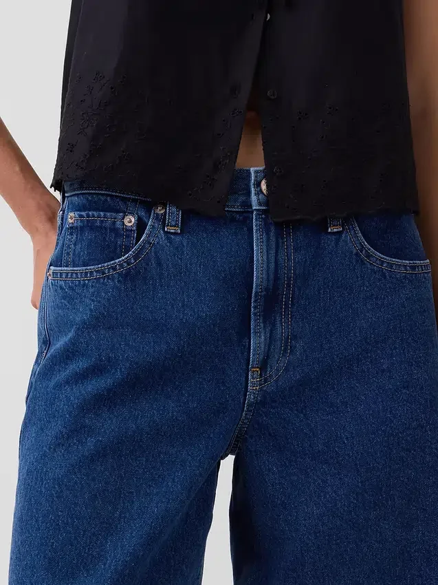 Denimshorts med middels høy midje og lang passform