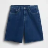 Denimshorts med middels høy midje og lang passform