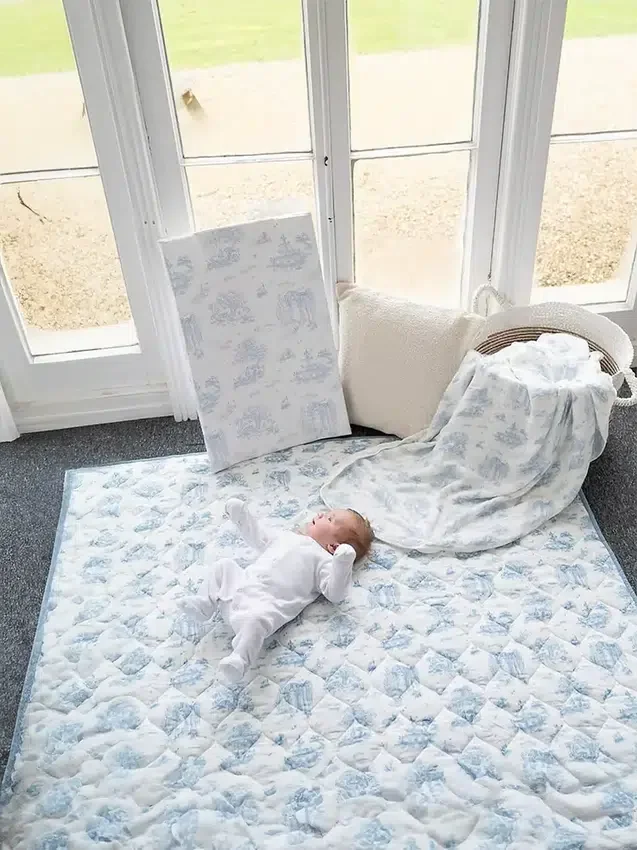 Det forgyllede fugle-leketeppet «Spring Toile»