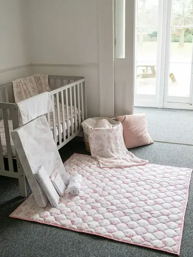 Det forgyllede fugle-leketeppet «Spring Toile»