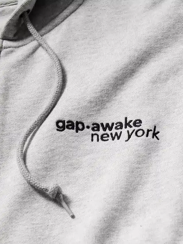 GAP × Awake NY tykk, oversized hettegenser med logo og glidelås