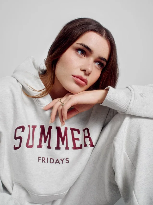 GAP × Summer Fridays Tung, oversized hettegenser med logo
