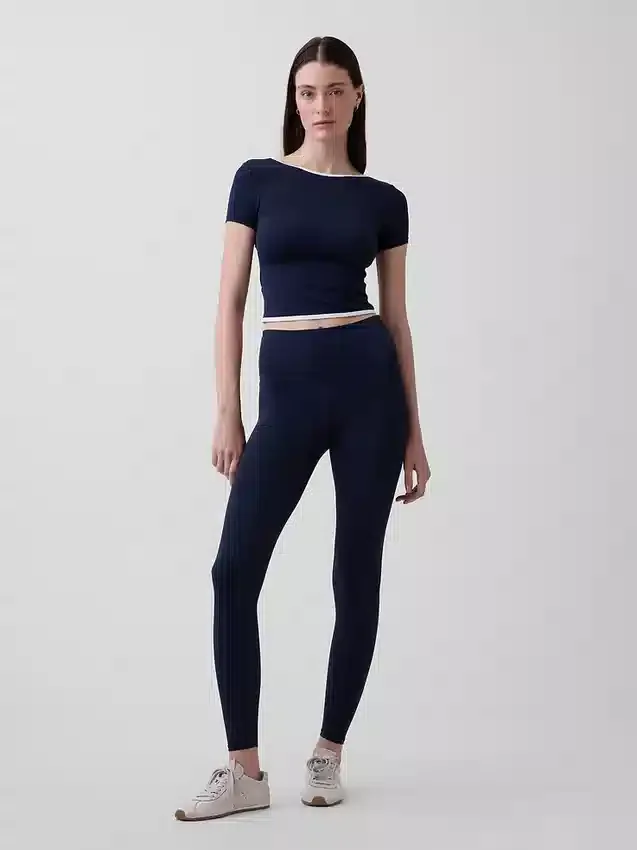 GapFit Smooth vendbar crop-top med kryssrygg