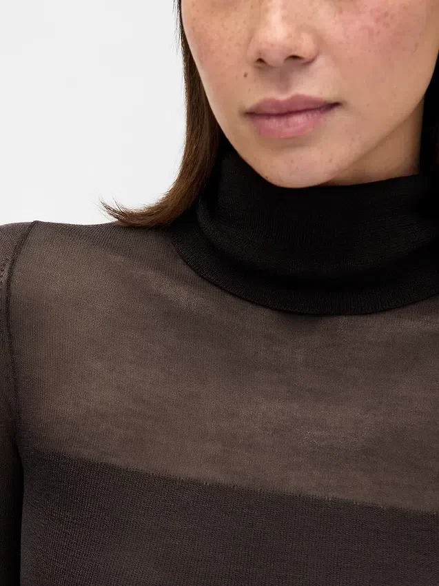 Gjennomsiktig maxikjole med turtleneck-genser