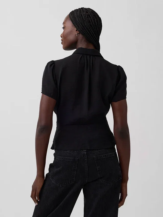 Gjennomsiktig peplum-top med knapper foran