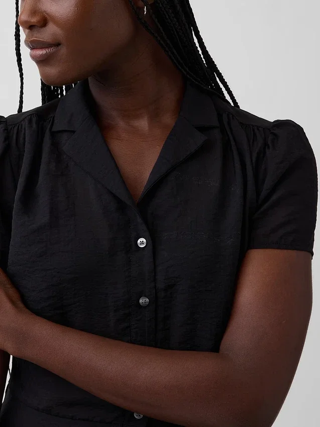 Gjennomsiktig peplum-top med knapper foran