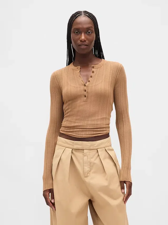 Gjennomsiktig ribbestrikket Henley-genser