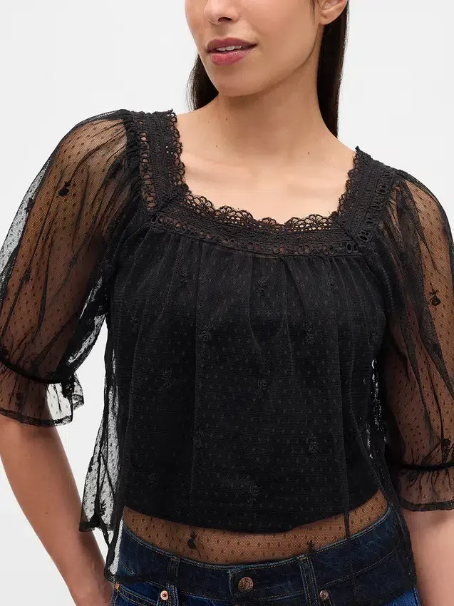 Gjennomsiktig topp i brodert tyll