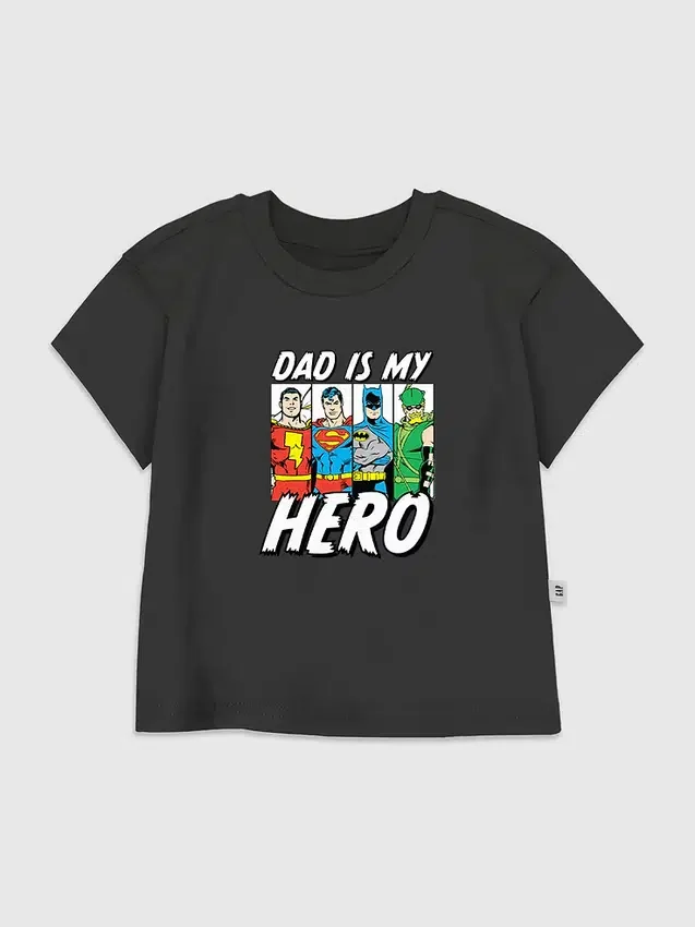 Grafisk T-skjorte med «DC Comics Justice League Hero Dad»-motiv for småbarn