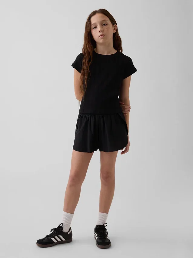 Hurtigtørkende løpeshorts med sommerfuglkant for barn