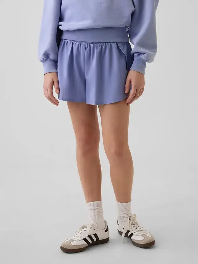 Hurtigtørkende løpeshorts med sommerfuglkant for barn