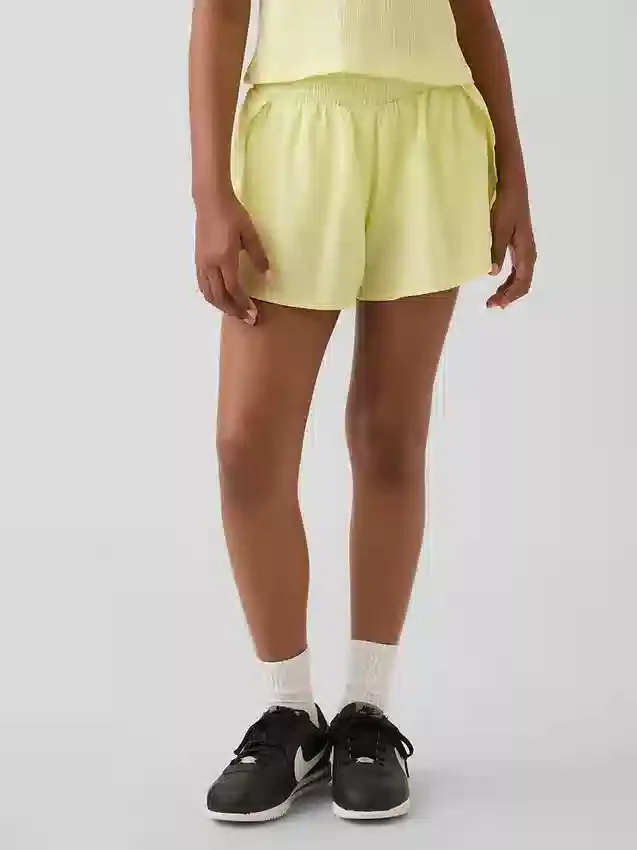 Hurtigtørkende løpeshorts med sommerfuglkant for barn