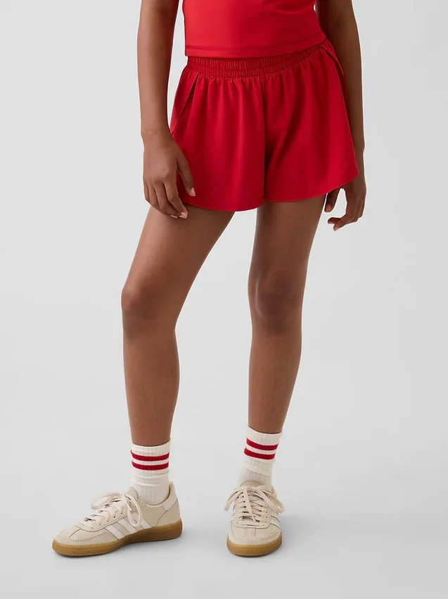 Hurtigtørkende løpeshorts med sommerfuglkant for barn