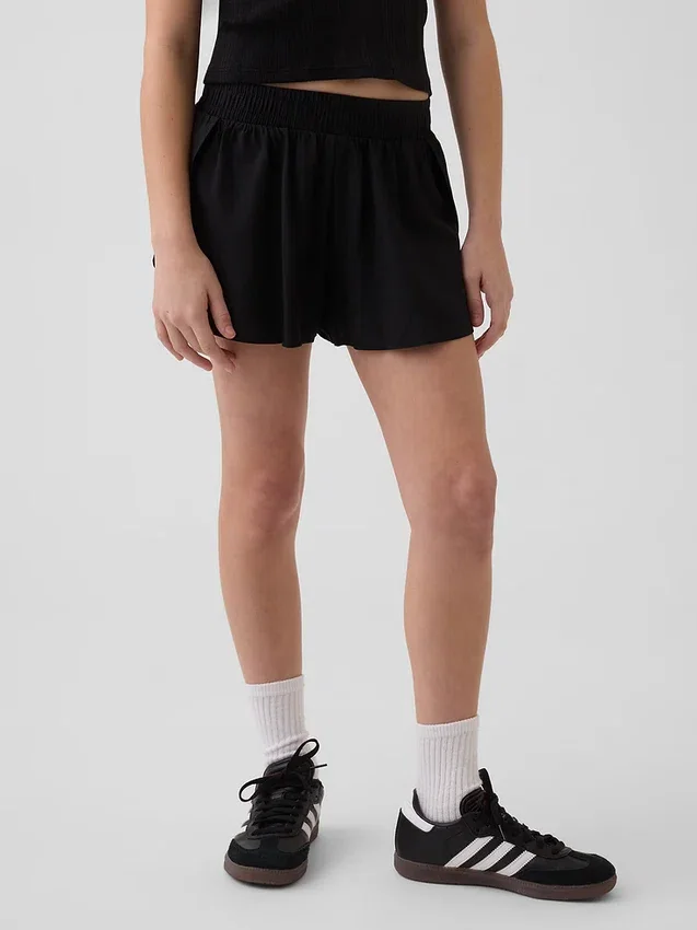 Hurtigtørkende løpeshorts med sommerfuglkant for barn