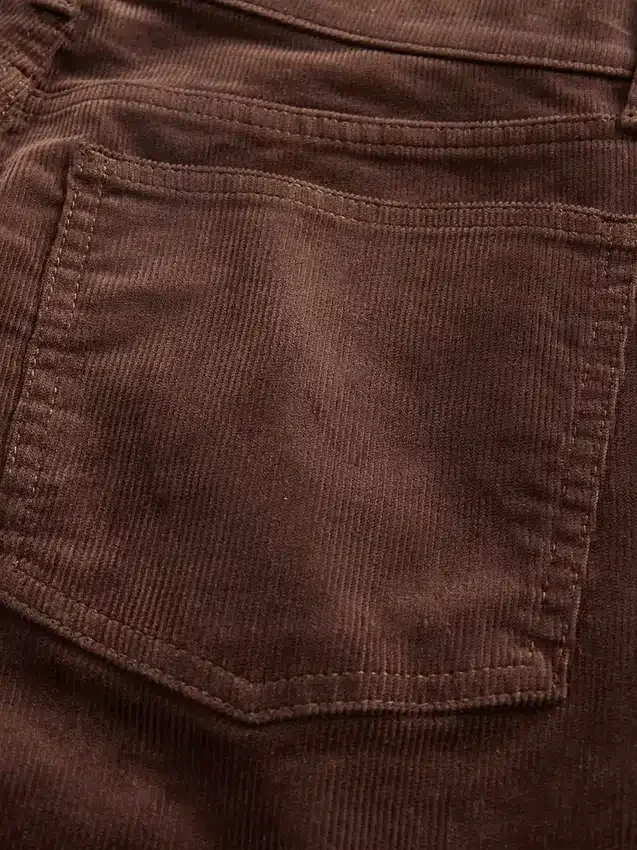 Høytaljede, smale, rette jeans i kordfløyel i 90-tallsstil